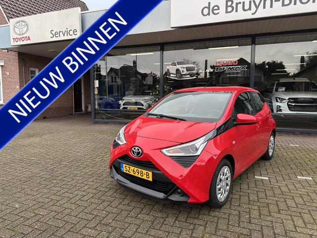 Toyota AYGO 1.0 VVT-i x-play Automaat slechts 31.298 km / Parkeercamera / Navigatie / Dealeronderhouden / Rijklaarprijs