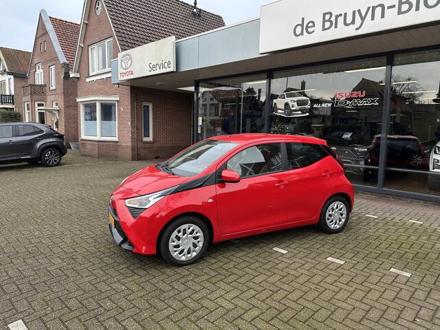 Toyota AYGO 1.0 VVT-i x-play Automaat slechts 31.298 km / Parkeercamera / Navigatie / Dealeronderhouden / Rijklaarprijs