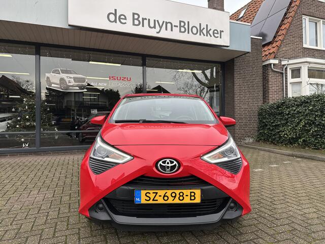 Toyota AYGO 1.0 VVT-i x-play Automaat slechts 31.298 km / Parkeercamera / Navigatie / Dealeronderhouden / Rijklaarprijs