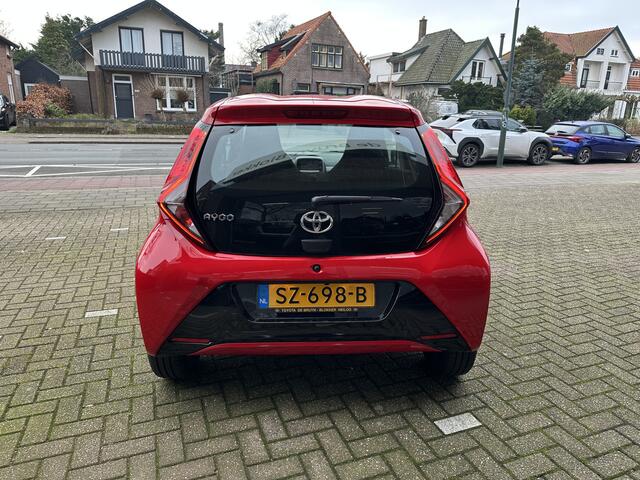 Toyota AYGO 1.0 VVT-i x-play Automaat slechts 31.298 km / Parkeercamera / Navigatie / Dealeronderhouden / Rijklaarprijs