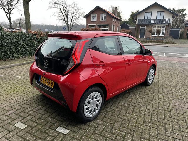Toyota AYGO 1.0 VVT-i x-play Automaat slechts 31.298 km / Parkeercamera / Navigatie / Dealeronderhouden / Rijklaarprijs