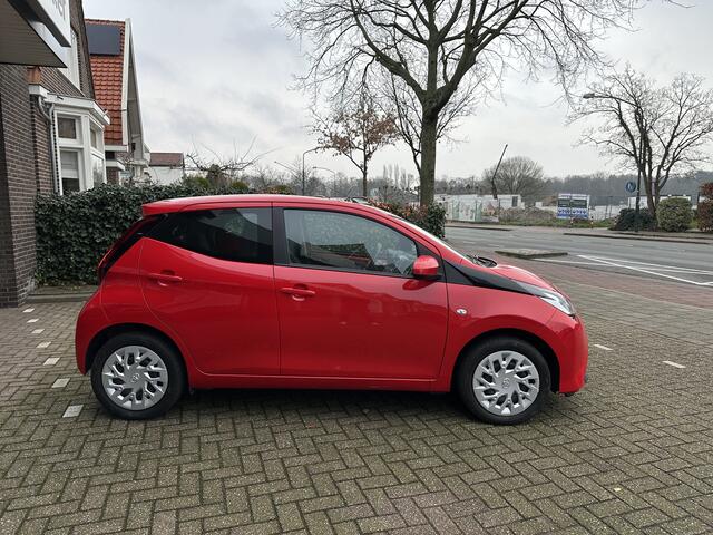 Toyota AYGO 1.0 VVT-i x-play Automaat slechts 31.298 km / Parkeercamera / Navigatie / Dealeronderhouden / Rijklaarprijs