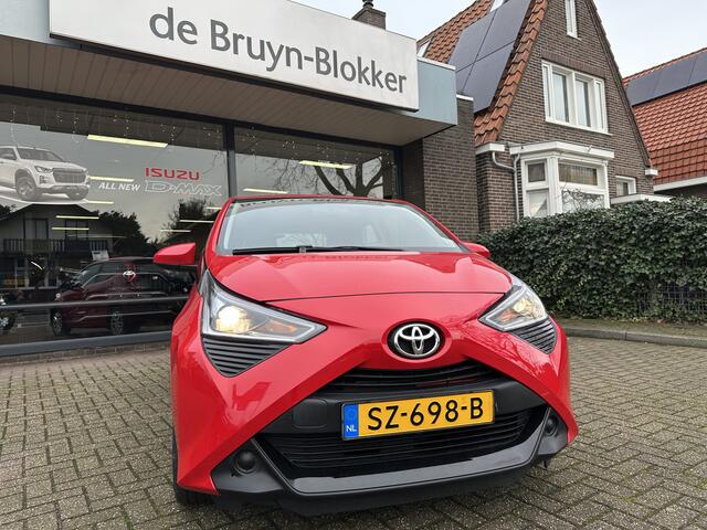 Toyota AYGO 1.0 VVT-i x-play Automaat slechts 31.298 km / Parkeercamera / Navigatie / Dealeronderhouden / Rijklaarprijs