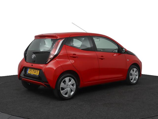 Toyota AYGO 1.0 VVT-i x-play | Airco | Parkeercamera | Lage kilometerstand | Groot media scherm |