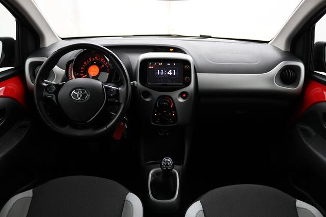 Toyota AYGO 1.0 VVT-i x-play | Airco | Parkeercamera | Lage kilometerstand | Groot media scherm |