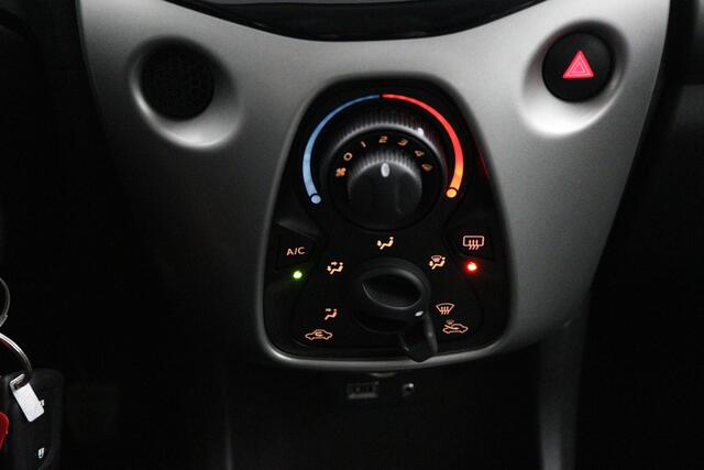 Toyota AYGO 1.0 VVT-i x-play | Airco | Parkeercamera | Lage kilometerstand | Groot media scherm |