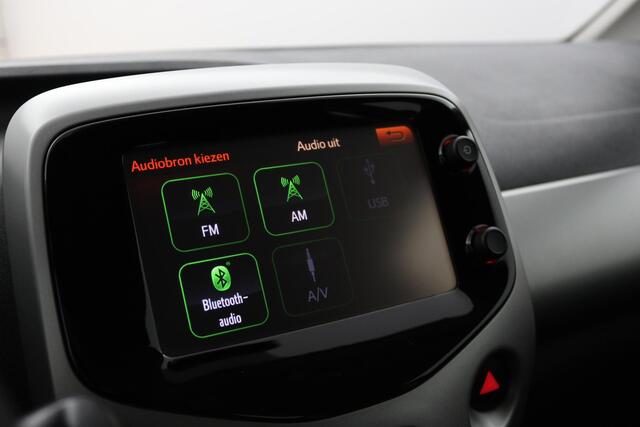 Toyota AYGO 1.0 VVT-i x-play | Airco | Parkeercamera | Lage kilometerstand | Groot media scherm |