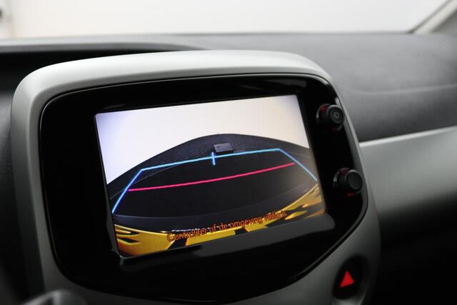 Toyota AYGO 1.0 VVT-i x-play | Airco | Parkeercamera | Lage kilometerstand | Groot media scherm |