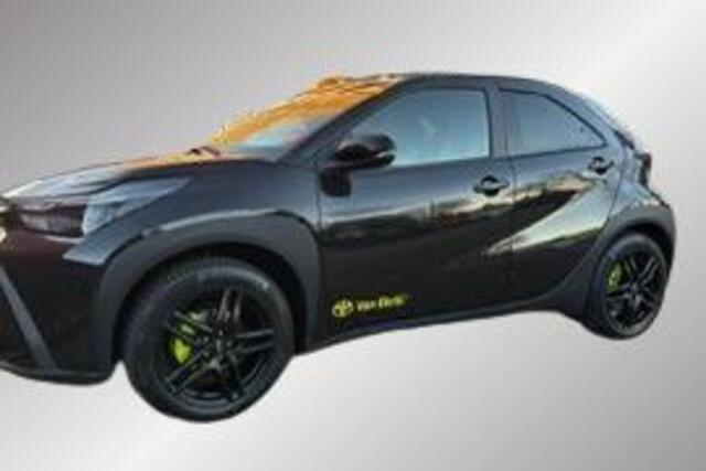 Toyota AYGO X Hybrid 115 play Green, Lm velgen, Getinte ramen, All season banden, Groene Remklauwen.