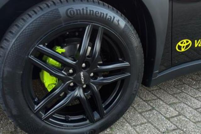 Toyota AYGO X Hybrid 115 play Green, Lm velgen, Getinte ramen, All season banden, Groene Remklauwen.