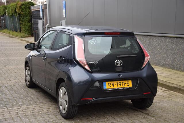 Toyota AYGO 1.0 VVT-i x-play | Cruise control | Volledig onderhouden | Bluetooth |