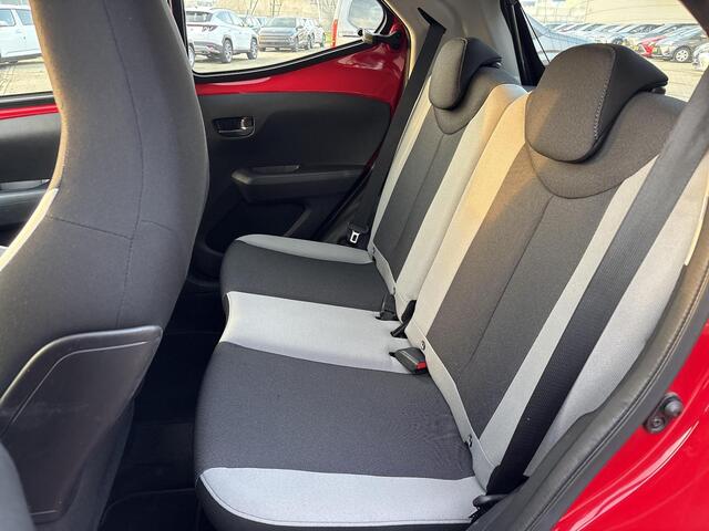 Toyota AYGO 1.0 VVT-i x-play **TREKHAAK/ CRUISE CONTROL/ ALL SEASON BANDEN/ GARANTIE**