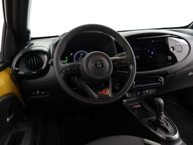 Toyota AYGO X Hybrid 115 GR Sport | DEMO | Navigatie | Stoel en stuurverwarming | PDC | ACC |