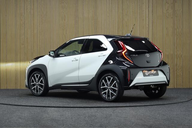 Toyota AYGO X Hybrid 115 GR Sport | Bi-tone | Nieuw uit voorraad leverbaar! | JBL Audio | Adaptive-cruise | Parkeerhulp | Camera | Clima | Leder-Alcantara | Apple Carplay & Android Auto | Navigatie | Keyless | Stoelverwarming