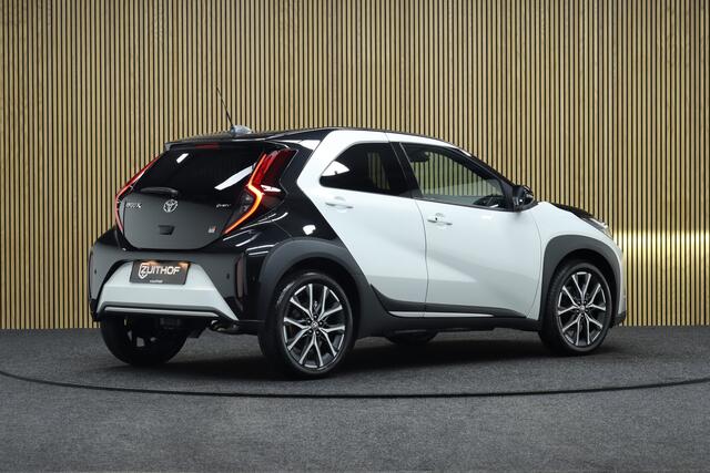Toyota AYGO X Hybrid 115 GR Sport | Bi-tone | Nieuw uit voorraad leverbaar! | JBL Audio | Adaptive-cruise | Parkeerhulp | Camera | Clima | Leder-Alcantara | Apple Carplay & Android Auto | Navigatie | Keyless | Stoelverwarming