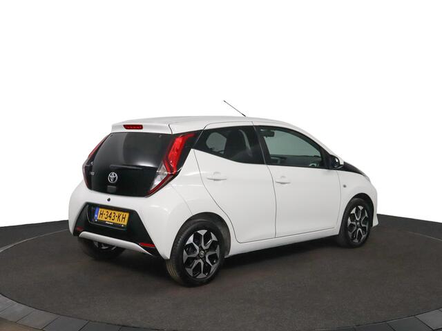 Toyota AYGO 1.0 VVT-i x-joy | Apple Carplay/Android Auto | Climate Control | Lichtmetalen Velgen | Parkeercamera |
