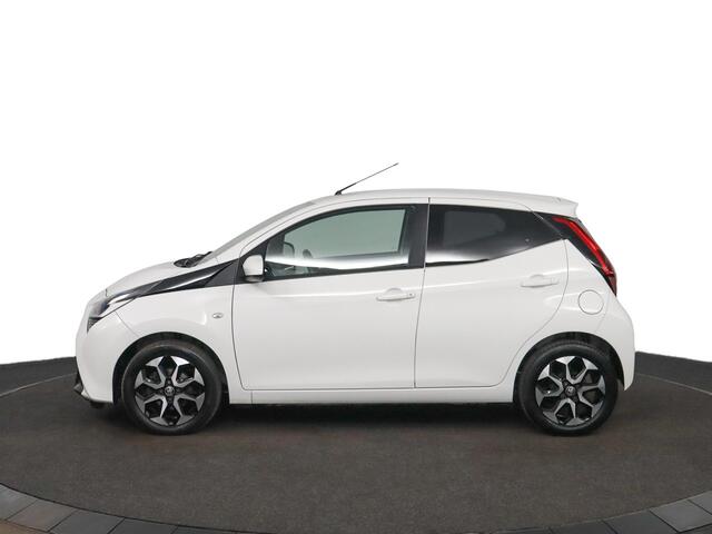 Toyota AYGO 1.0 VVT-i x-joy | Apple Carplay/Android Auto | Climate Control | Lichtmetalen Velgen | Parkeercamera |