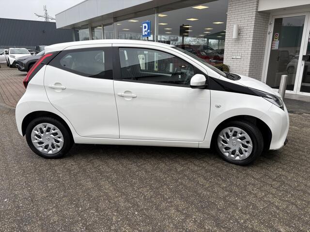 Toyota AYGO 1.0 VVT-i x-play | Airco | Apple Carplay/Android auto |