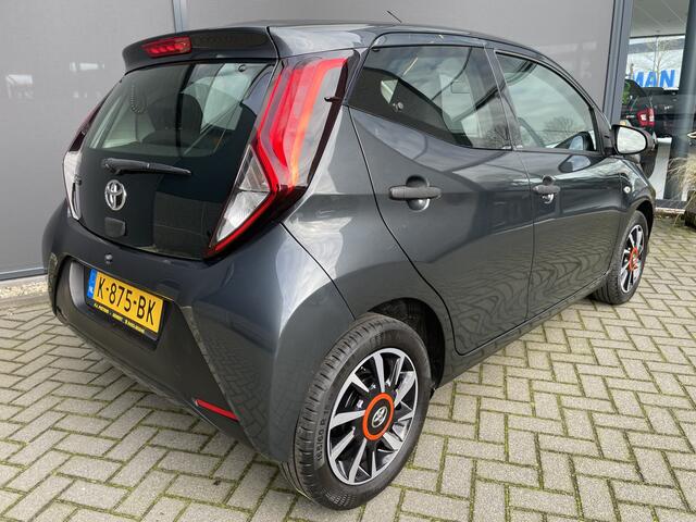 Toyota AYGO 1.0 VVT-i x-fun Airco - Cruise control - Licht metalen velgen 15 inch - Bluetooth - Elektrische ramen voor - Radio - Start/stop systeem - Stuur multifunctioneel - Led verlichting