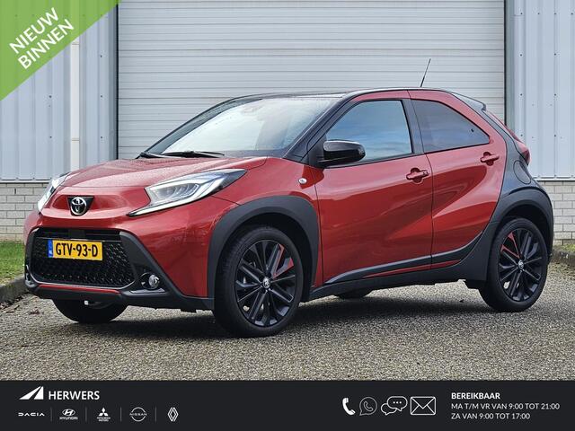 Toyota AYGO X 1.0 Premium Automaat / JBL Audio / Adaptief Cruise Control / Stoelverwarming / Apple Carplay & Android Auto / Achteruitrijcamera / 18" Lichtmetalen Velgen / Navigatie / Airco /