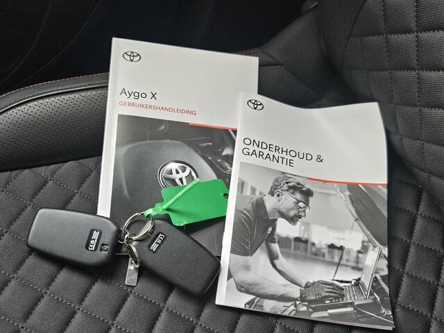 Toyota AYGO X 1.0 Premium Automaat / JBL Audio / Adaptief Cruise Control / Stoelverwarming / Apple Carplay & Android Auto / Achteruitrijcamera / 18" Lichtmetalen Velgen / Navigatie / Airco /