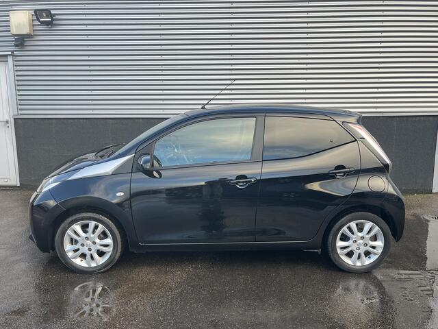 Toyota AYGO 1.0 VVT-i x-joy Nieuw geleverd incl: Climate control, Parkeerhulp camera, Navigatie, LM velgen, Metallic lak,