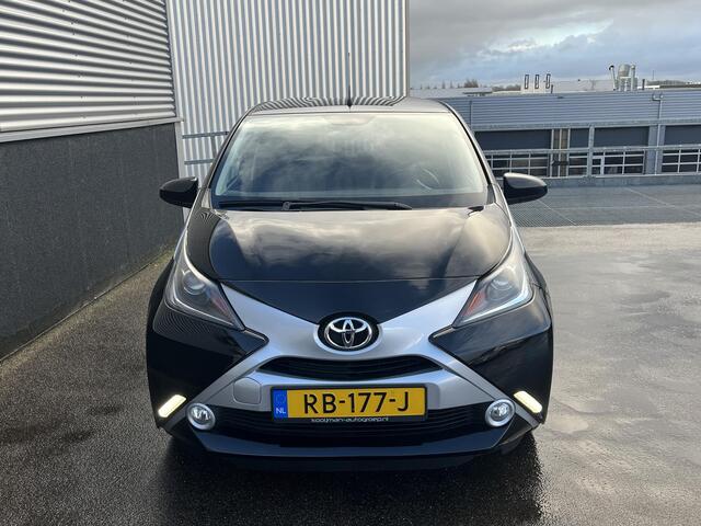 Toyota AYGO 1.0 VVT-i x-joy Nieuw geleverd incl: Climate control, Parkeerhulp camera, Navigatie, LM velgen, Metallic lak,
