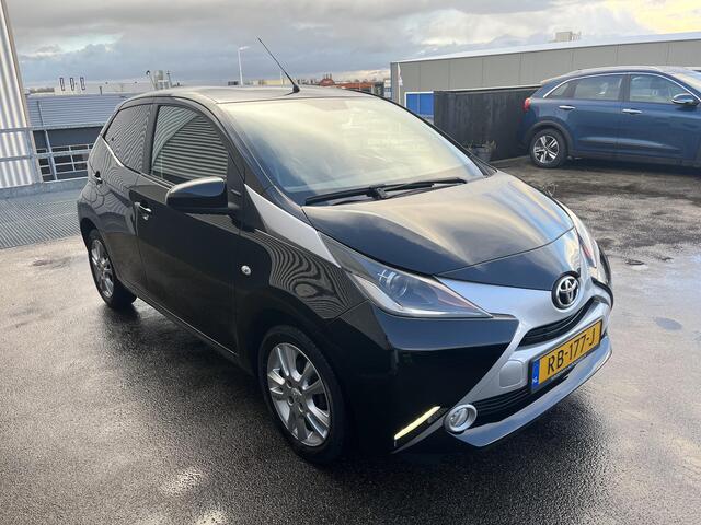 Toyota AYGO 1.0 VVT-i x-joy Nieuw geleverd incl: Climate control, Parkeerhulp camera, Navigatie, LM velgen, Metallic lak,