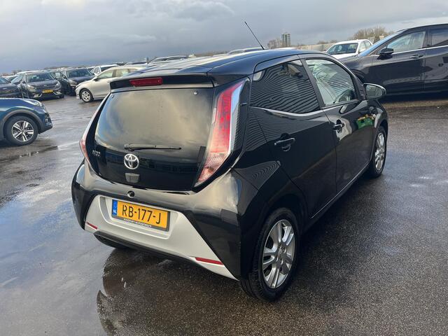 Toyota AYGO 1.0 VVT-i x-joy Nieuw geleverd incl: Climate control, Parkeerhulp camera, Navigatie, LM velgen, Metallic lak,