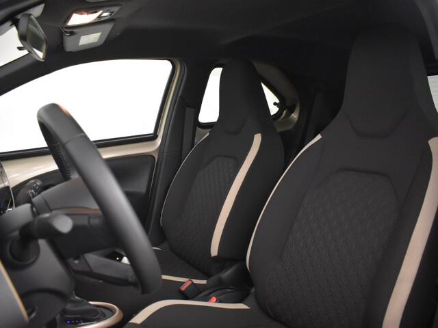 Toyota AYGO X 1.0 VVT-i S-CVT Pulse Bi Tone | Stoelverwarming | Carplay