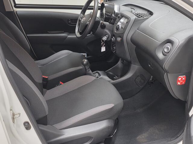 Toyota AYGO 1.0 VVT-i x-fun/ LED Dagrijverl./ Airco!/ C.V.Afstand/ Bluetooth/ Elek.Pakket/ Isofix/ Deelbare Achterbank.