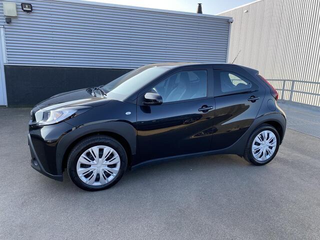 Toyota AYGO X 1.0 VVT-i MT Play Nette Nederlandse auto, achteruitrij camera, navigatie Apple CarPlay/Android Auto, neerklapbare achterbank, adaptieve cruise control!