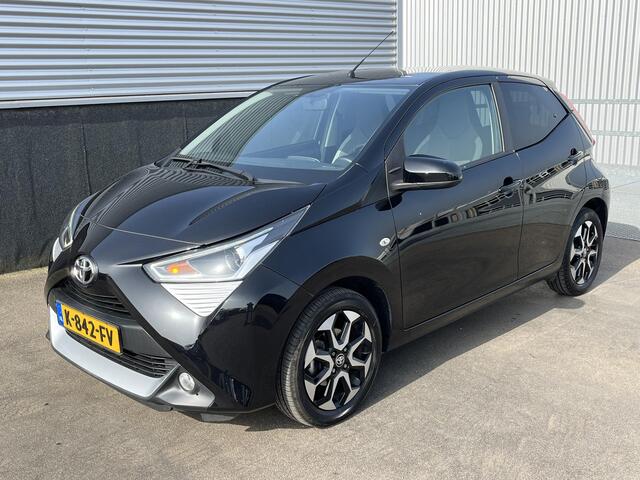 Toyota AYGO 1.0 VVT-i x-joy Apple Carplay en/of Android auto Navigatie, LMV, Privacy glass, Electronic Climate control, Achteruitrijcamera, Complete historie
