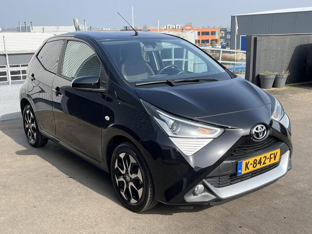 Toyota AYGO 1.0 VVT-i x-joy Apple Carplay en/of Android auto Navigatie, LMV, Privacy glass, Electronic Climate control, Achteruitrijcamera, Complete historie