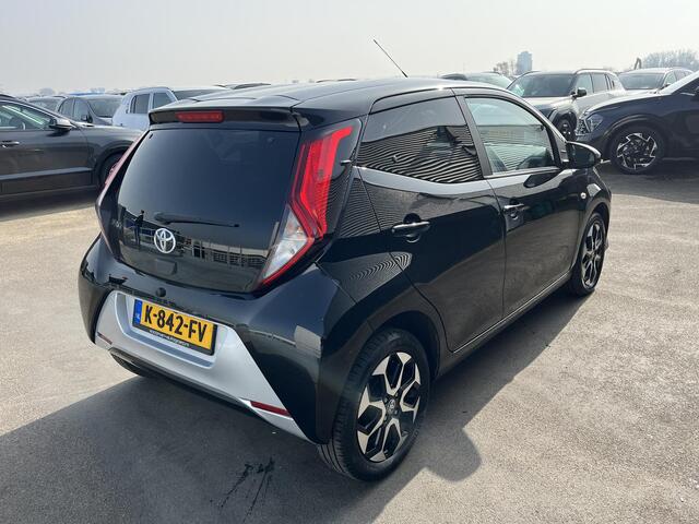 Toyota AYGO 1.0 VVT-i x-joy Apple Carplay en/of Android auto Navigatie, LMV, Privacy glass, Electronic Climate control, Achteruitrijcamera, Complete historie