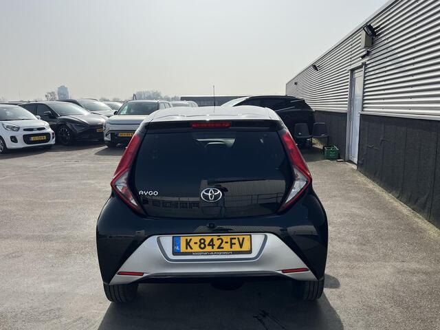 Toyota AYGO 1.0 VVT-i x-joy Apple Carplay en/of Android auto Navigatie, LMV, Privacy glass, Electronic Climate control, Achteruitrijcamera, Complete historie