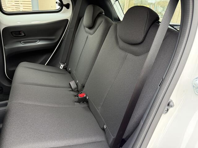 Toyota AYGO X Hybrid 115 play | LM Velgen | Stoelverwarming