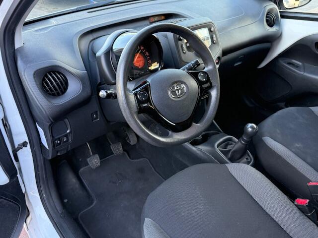 Toyota AYGO 1.0 VVT-i x-fun NAP 100.463km bj. 2022 Airco 1e eigenaar BTW auto. Dealer onderhouden.