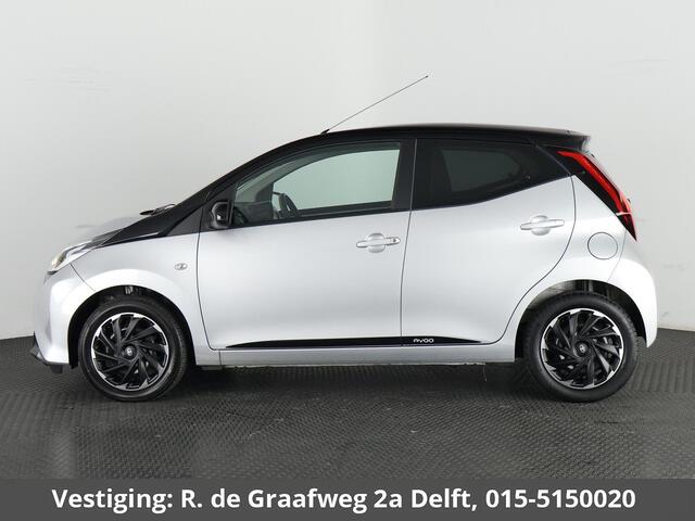 Toyota AYGO 1.0 VVT-i X-Play Bi-Tone Automaat | Apple Carplay & AndroidAUTO | Camera | 1e eigenaar | Privacy Glass |
