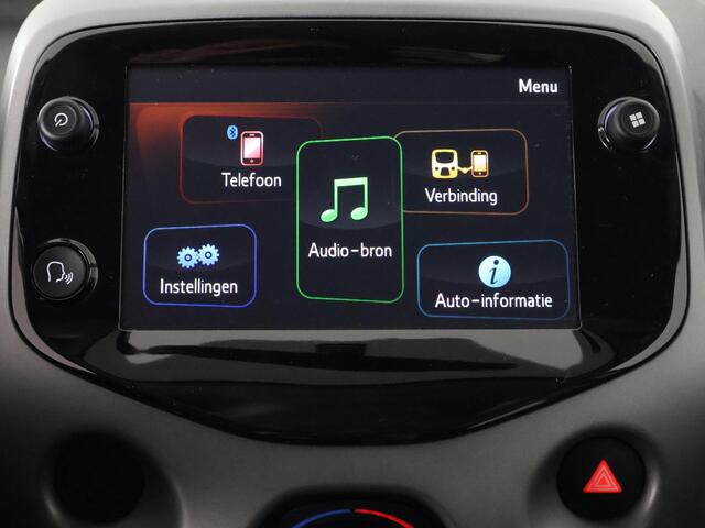 Toyota AYGO 1.0 VVT-i X-Play Bi-Tone Automaat | Apple Carplay & AndroidAUTO | Camera | 1e eigenaar | Privacy Glass |
