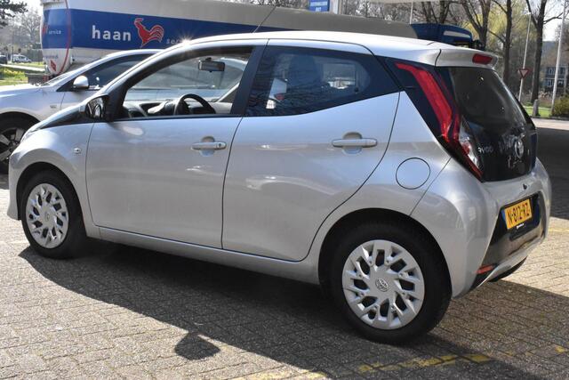 Toyota AYGO 1.0 VVT-i x-play Automaat | Carplay Navigatie | Camera | 12 mnd BOVAG garantie | Whatsapp 06-53188999