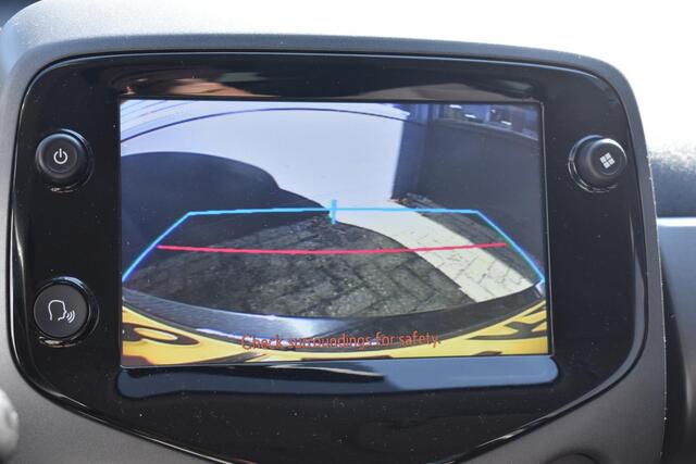 Toyota AYGO 1.0 VVT-i x-play Automaat | Carplay Navigatie | Camera | 12 mnd BOVAG garantie | Whatsapp 06-53188999