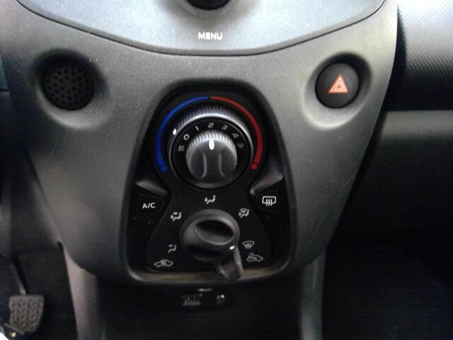 Toyota AYGO 1.0 VVT-i x-Fun Airconditioning Bluetooth LED 5drs NL-Auto Dealeronderhouden