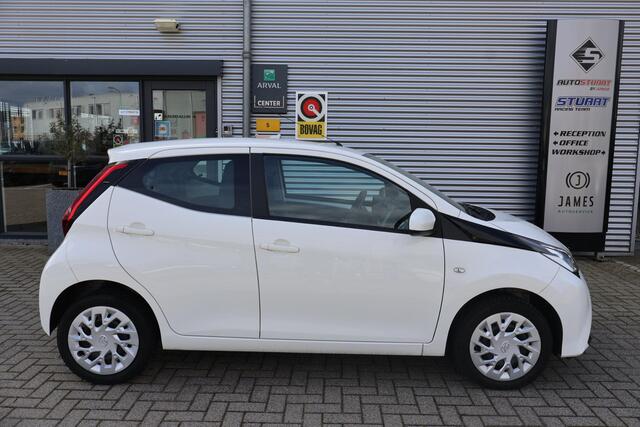 Toyota AYGO 1.0 VVT-i x-play 1e Eigenaar | Dealer Onderh | BTW | NAP | Camera | Navi | Carplay | Full Led | Start/Stop | Hill-Hold