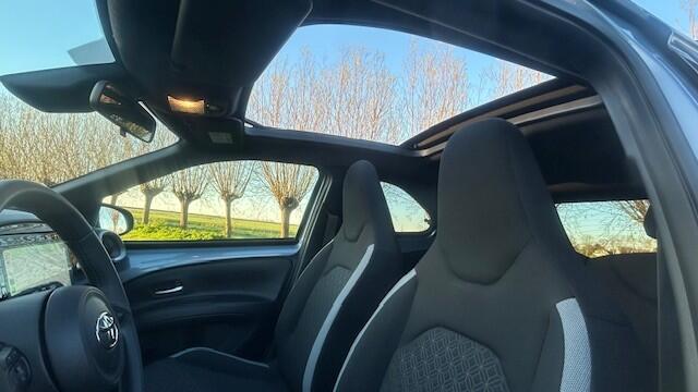 Toyota AYGO X 1.0 VVT-i S-CVT TEAM AIR AUTOMAAT 1E EIGENAAR!! CLIMATE CONTROL, APPLE CARPLAY, DAB RADIO, STOELVERWARMING, ELEC. VOUWDAK, ADAPTIVE CRUISE CONTROL, RIJBAAN ASSIST, ACHTERUITRIJCAMERA, PARKEEHULP V/A, LED LICHT, 17" L/M-VELGEN, ENZ. ENZ.