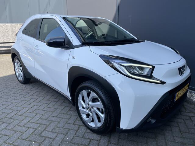 Toyota AYGO X 1.0 VVT-i MT first Achteruitrijcamera - Airco - Apple carplay - Bluetooth - Cruise control - Led verlichting - Licht metalen velgen 17 inch - Radio - Mistlampen - Stuur multifunctioneel - Stuur leder - Elektrische ramen voor - Regensensor - Start/stop