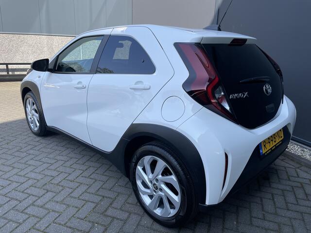 Toyota AYGO X 1.0 VVT-i MT first Achteruitrijcamera - Airco - Apple carplay - Bluetooth - Cruise control - Led verlichting - Licht metalen velgen 17 inch - Radio - Mistlampen - Stuur multifunctioneel - Stuur leder - Elektrische ramen voor - Regensensor - Start/stop