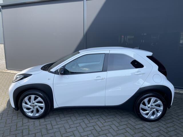 Toyota AYGO X 1.0 VVT-i MT first Achteruitrijcamera - Airco - Apple carplay - Bluetooth - Cruise control - Led verlichting - Licht metalen velgen 17 inch - Radio - Mistlampen - Stuur multifunctioneel - Stuur leder - Elektrische ramen voor - Regensensor - Start/stop