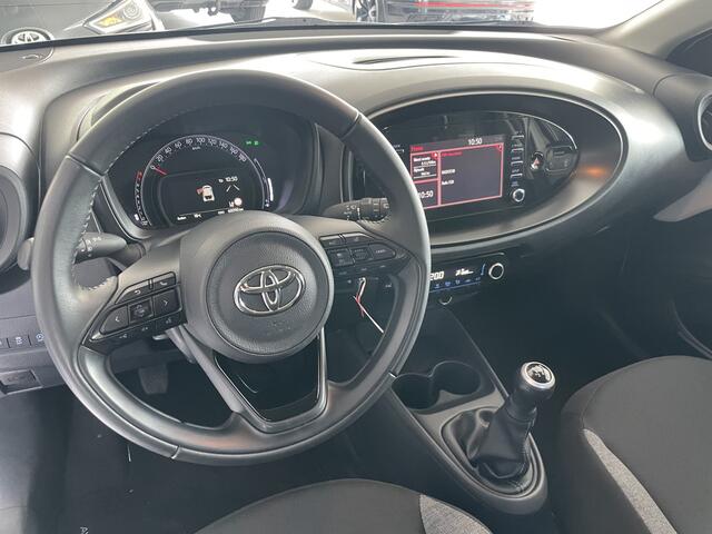 Toyota AYGO X 1.0 VVT-i MT first Achteruitrijcamera - Airco - Apple carplay - Bluetooth - Cruise control - Led verlichting - Licht metalen velgen 17 inch - Radio - Mistlampen - Stuur multifunctioneel - Stuur leder - Elektrische ramen voor - Regensensor - Start/stop