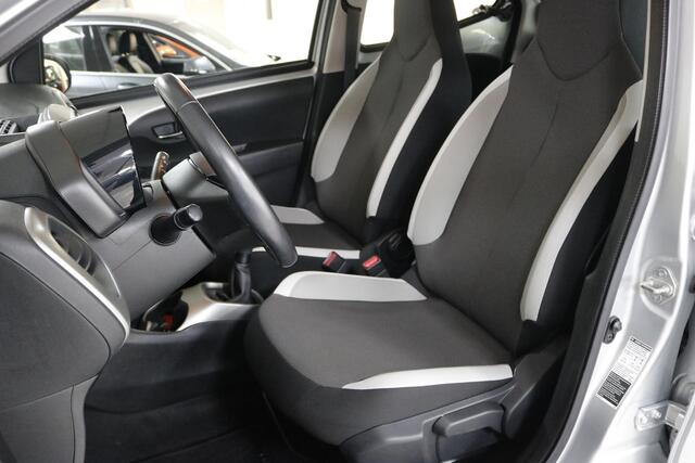 Toyota AYGO 1.0 VVT-i x-play Airco | Navigatie | Camera | Bluetooth.